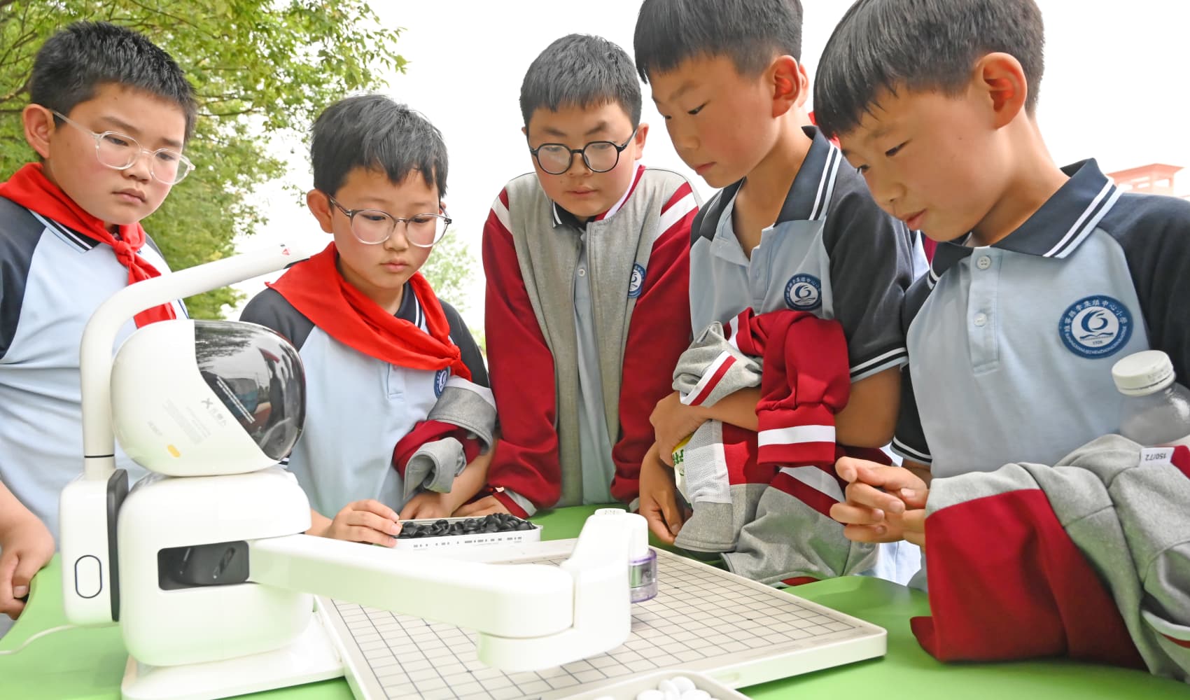 A student is playing chess with an intelligent robot in Xuzhou City, Jiangsu Province, China on May 13, 2025.